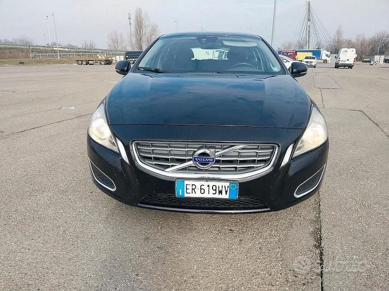 Usata Volvo V60 Momentum 114 CV (83 kW) 2013 Nero Station wagon