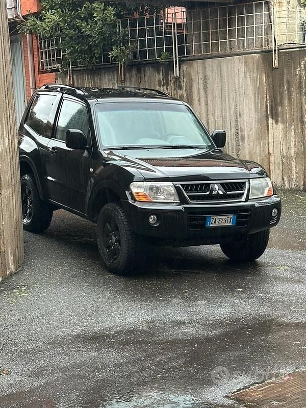 Usata Mitsubishi Pajero Intense 160 CV (117 kW) 2004 Nero SUV
