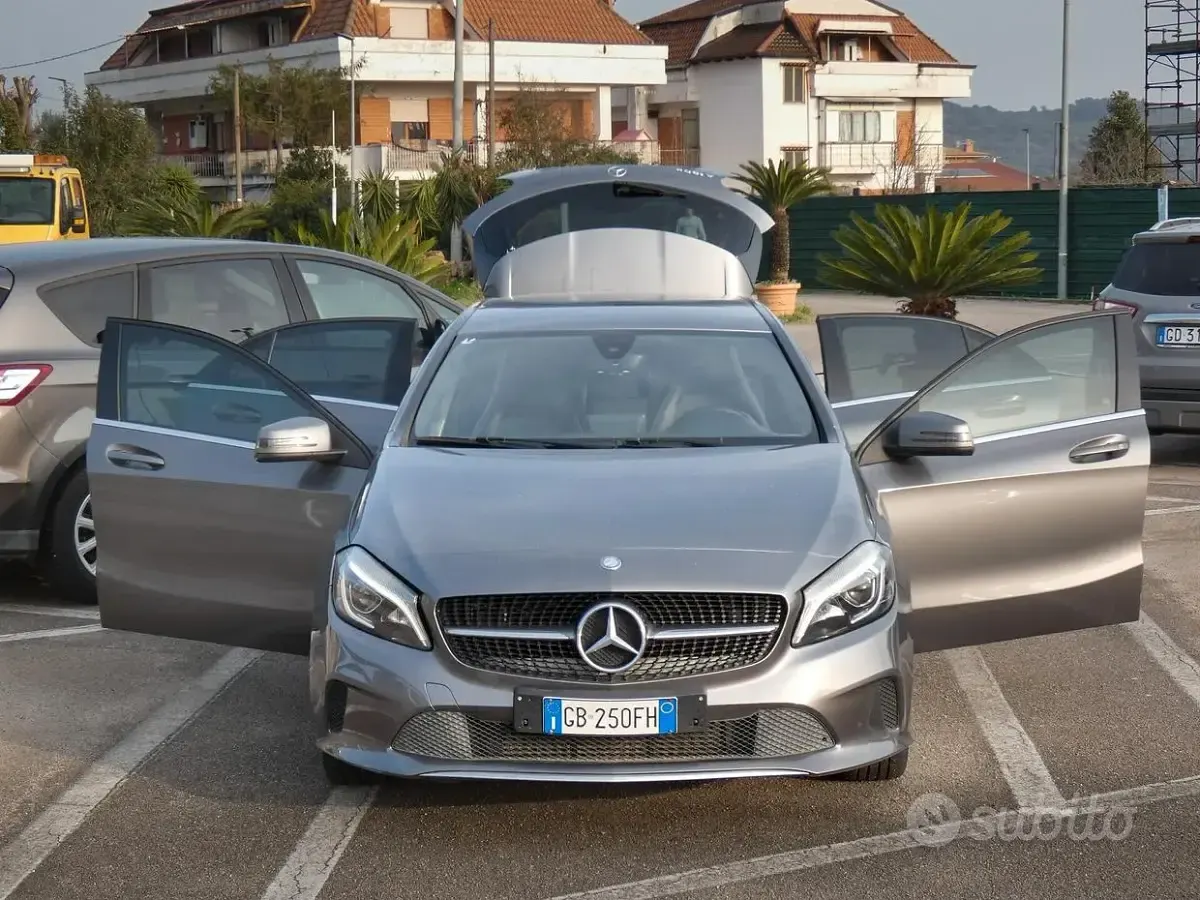 Usata Mercedes A180 109 CV (80 kW) 2017 Grigio Utilitaria