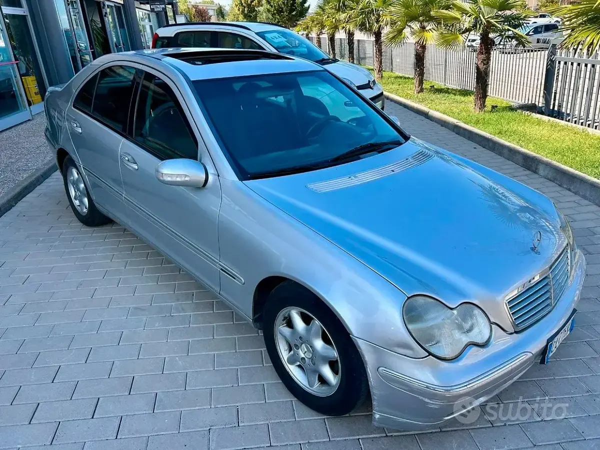 Usata Mercedes C220 Elegance 143 CV (105 kW) 2002 Grigio Berlina