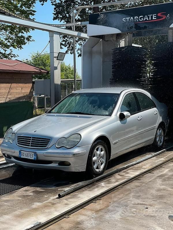 Usata Mercedes C180 Elegance 129 CV (94 kW) 2001 Grigio Berlina