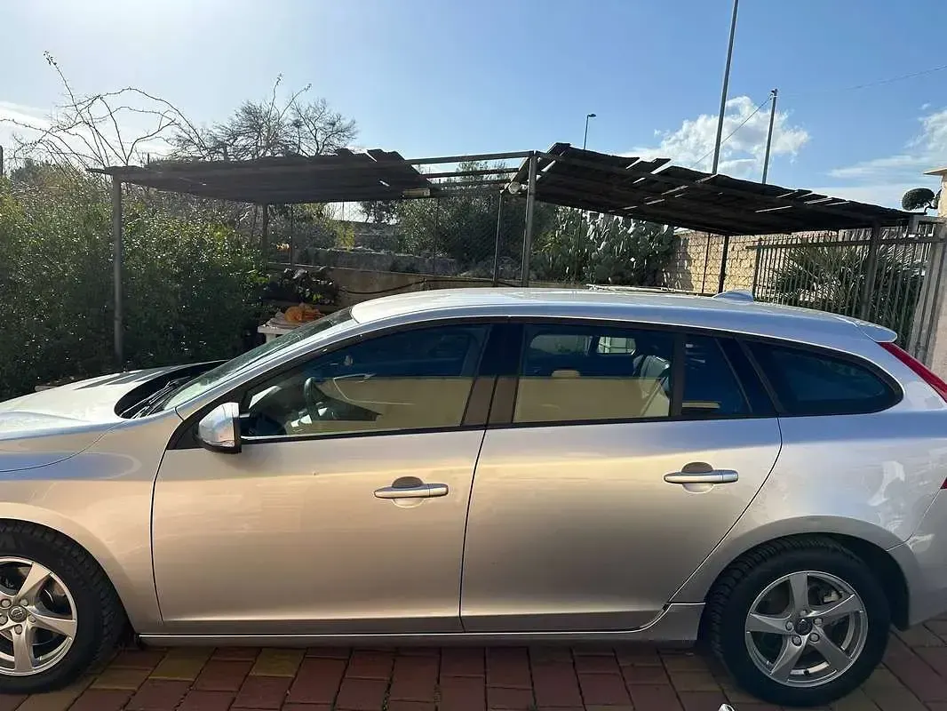Usata Volvo V60 Business Edition 120 CV (88 kW) 2017 Grigio Station wagon