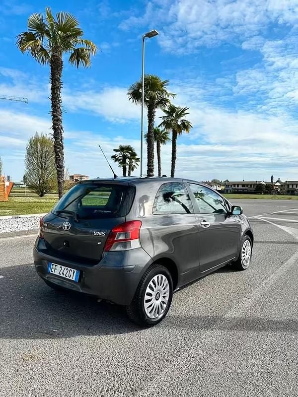 Usata Toyota Yaris Sol 69 CV (50 kW) 2010 Grigio Utilitaria