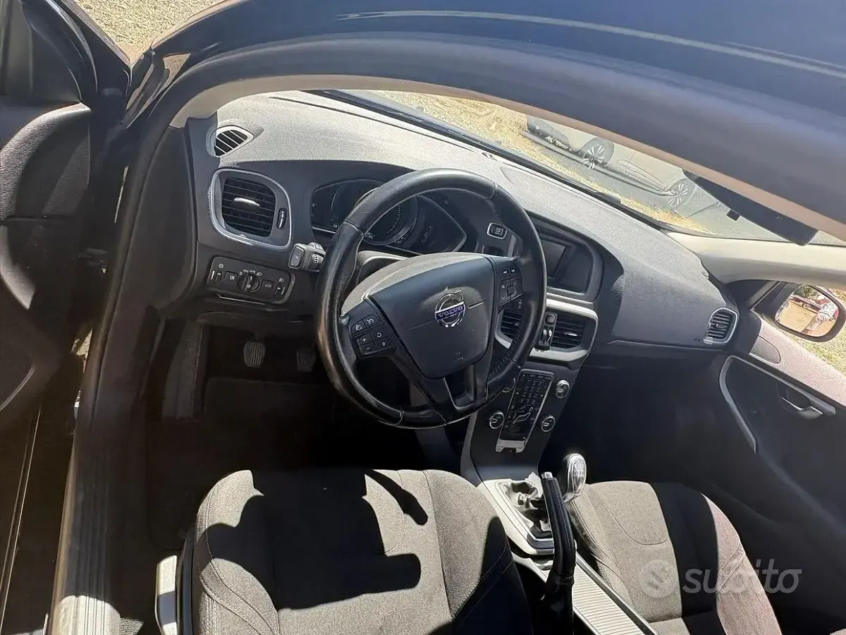 Usata Volvo V40 115 CV (84 kW) 2012 Nero Utilitaria