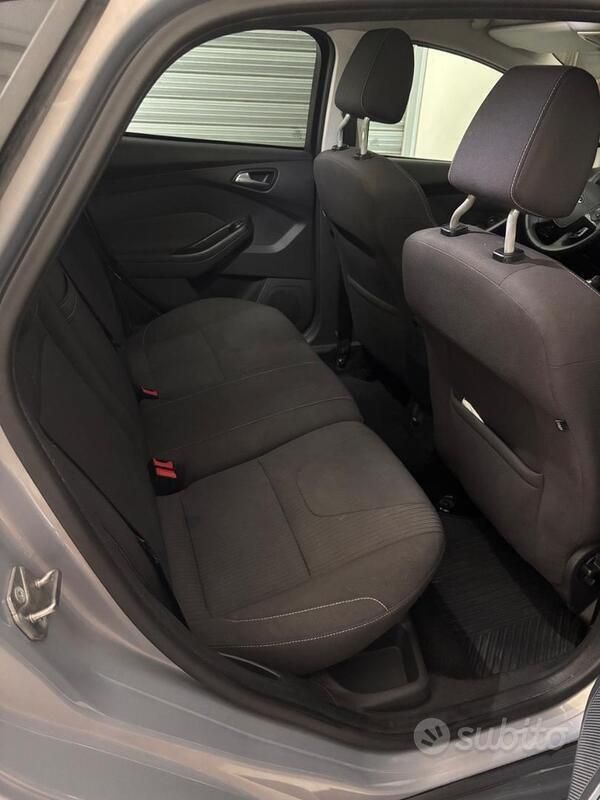 Usata Ford Focus 115 CV (84 kW) 2011 Grigio Berlina