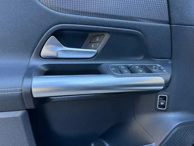 Usata Mercedes GLA180 136 CV (100 kW) 2023 Nero SUV
