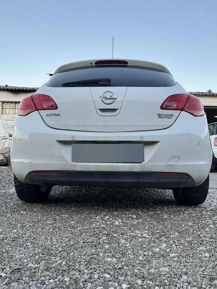 Usata Opel Astra 95 CV (69 kW) 2011 Bianco Berlina
