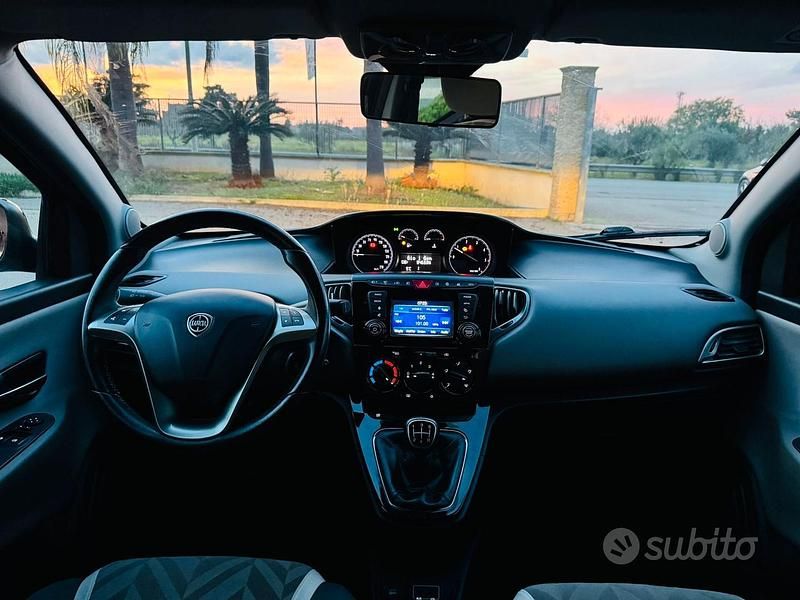 Usata Lancia Ypsilon Gold 95 CV (69 kW) 2016 Blu Utilitaria