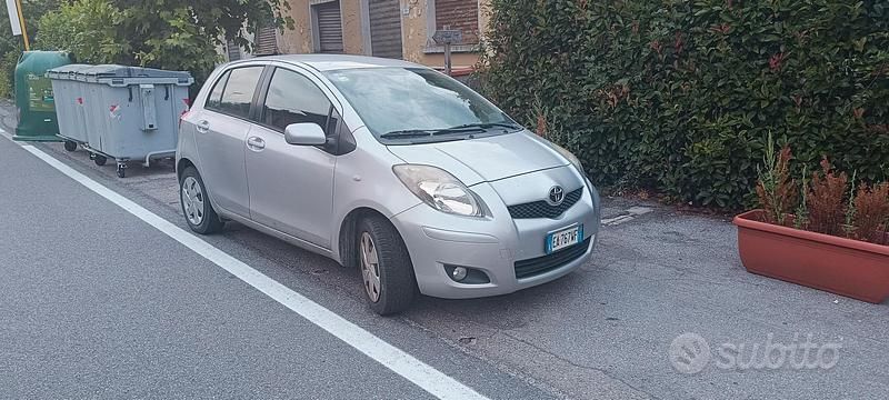 Grigio Usata 2010 Toyota Yaris Sol Due volumi | 3750 € (Buon prezzo) - Immagine 1/1