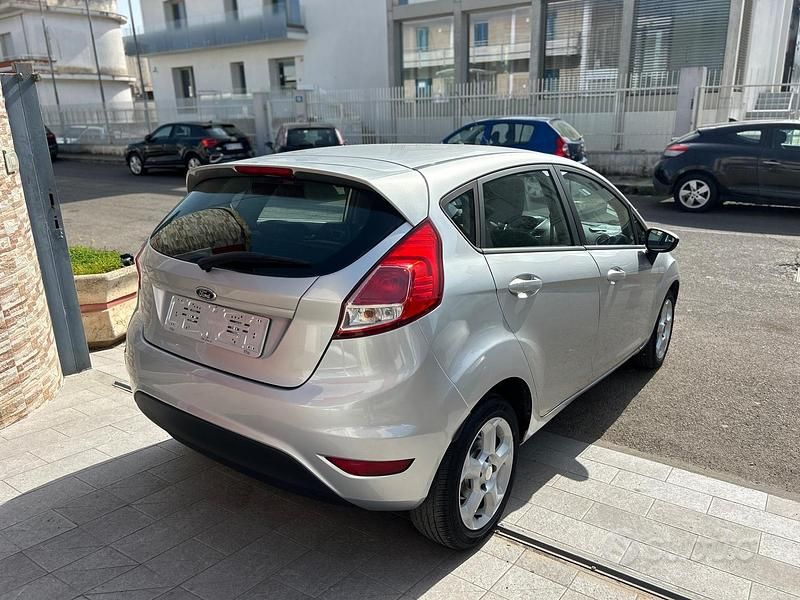 Usata Ford Fiesta Business Edition 75 CV (55 kW) 2015 Grigio Berlina