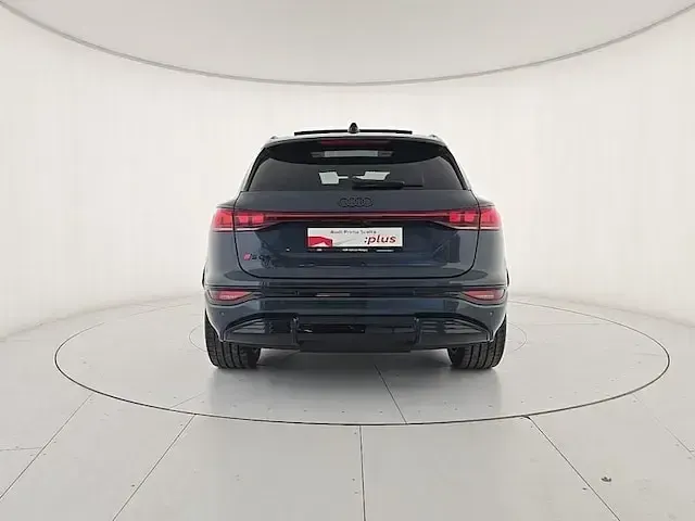 Nuova Audi SQ6 e-tron Sport 359 kW (489 CV) 2025 Blu plasma metallizzato SUV
