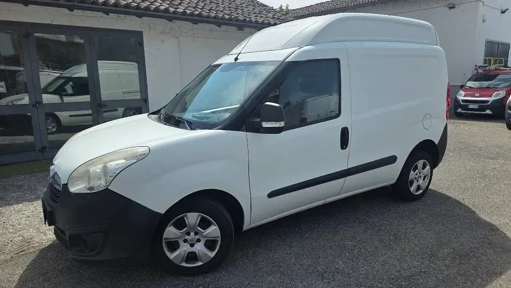 Usata Opel Combo 105 CV (77 kW) 2017 Bianco / pastello Monovolume