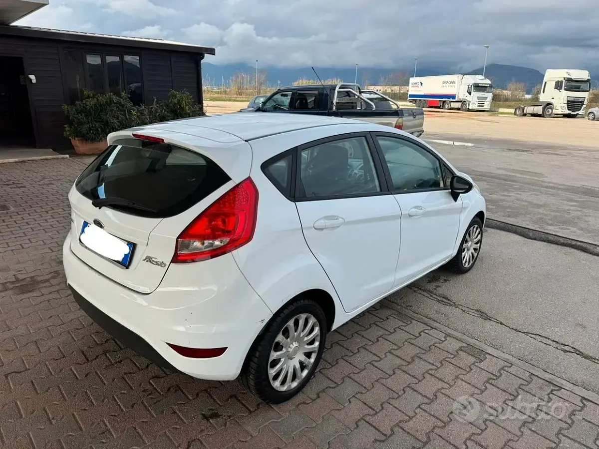 Usata Ford Fiesta 68 CV (50 kW) 2011 Bianco Berlina