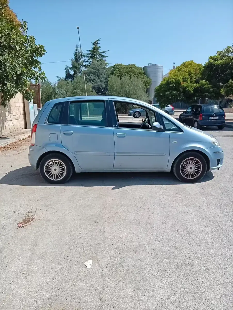 Usata Lancia Musa Gold 95 CV (69 kW) 2011 Blu Monovolume