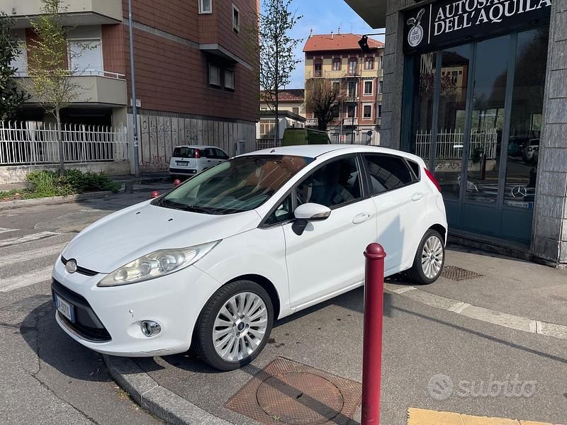 Usata Ford Fiesta Titanium 68 CV (50 kW) 2009 Bianco Utilitaria