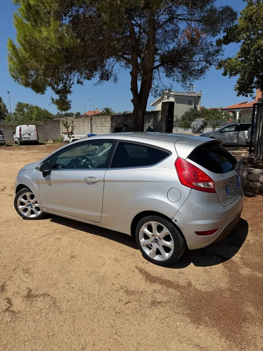 Usata Ford Fiesta Titanium 70 CV (51 kW) 2011 Argento Coupé