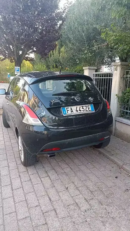 Usata Lancia Ypsilon 69 CV (50 kW) 2015 Nero Utilitaria
