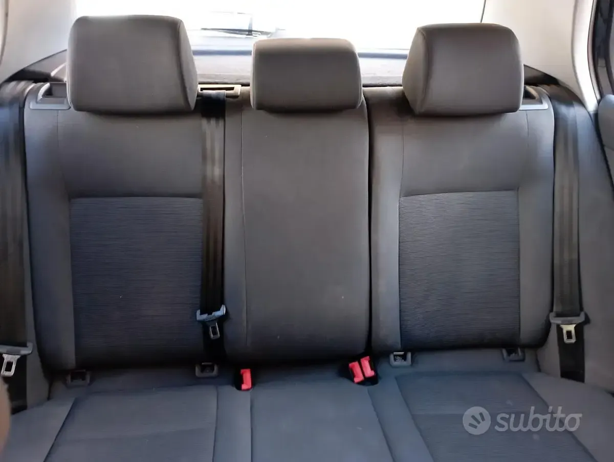 Usata VW Golf V 105 CV (77 kW) 2004 Nero Utilitaria
