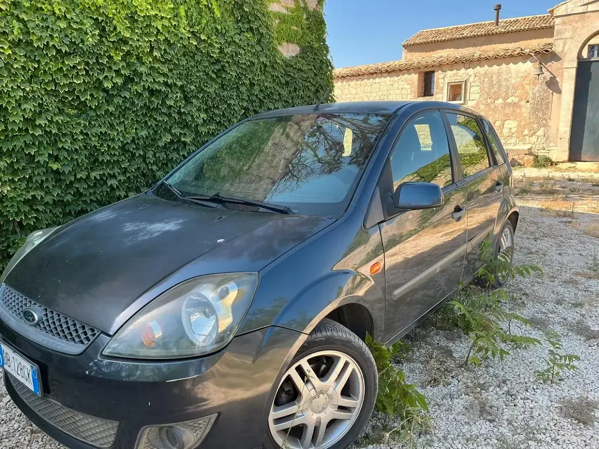 Usata Ford Fiesta 90 CV (66 kW) 2006 Bluazzurro Utilitaria