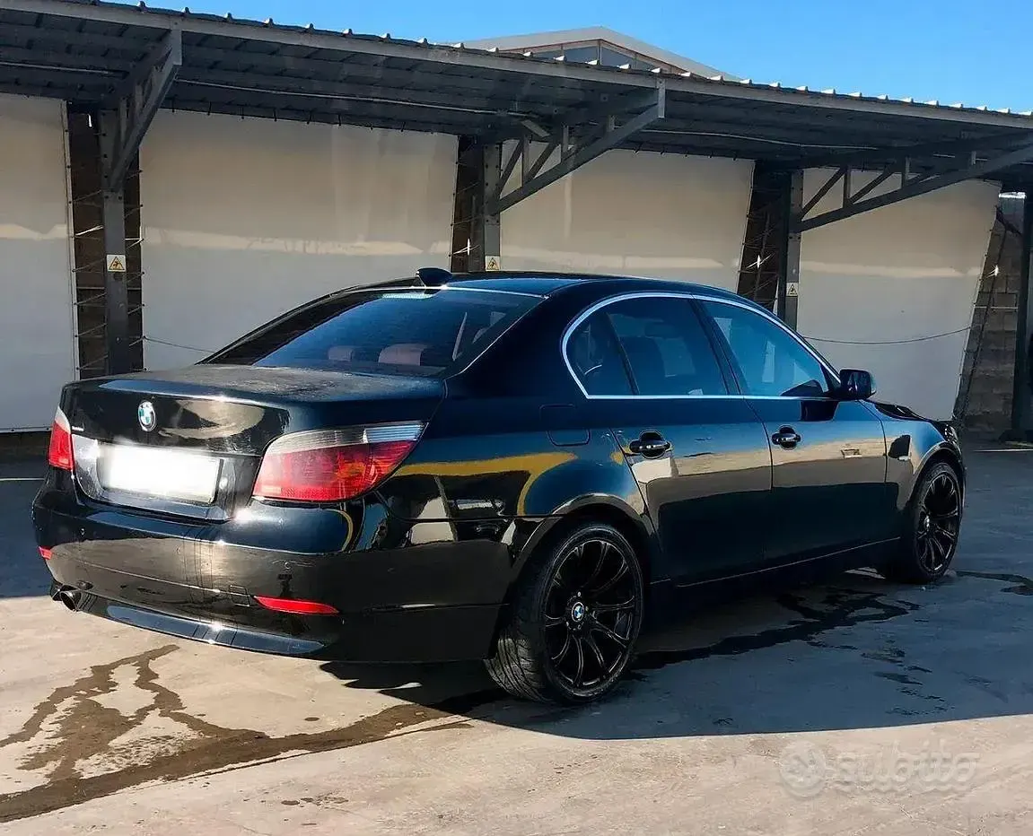 Usata BMW 520 177 CV (130 kW) 2007 Nero Utilitaria