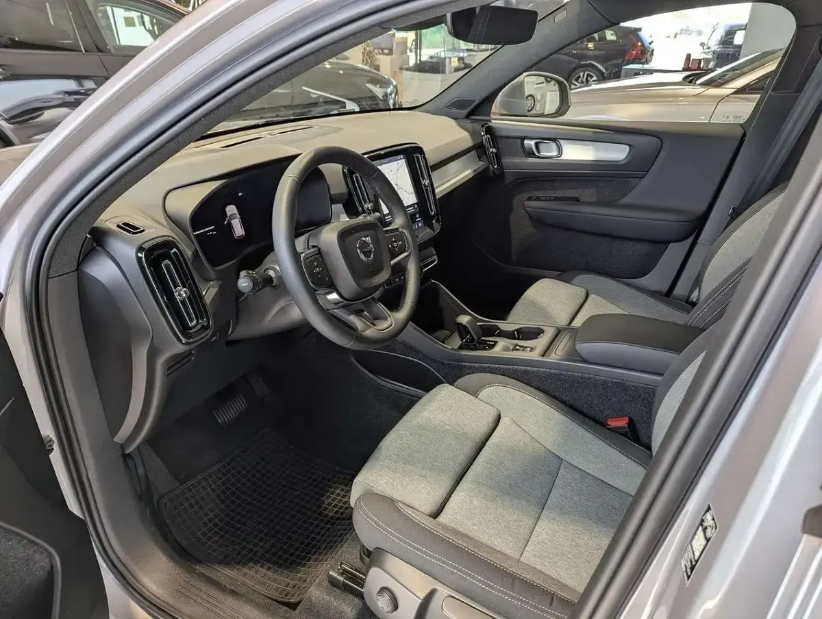 Nuova Volvo XC40 Core 163 CV (119 kW) 2026 Argento SUV