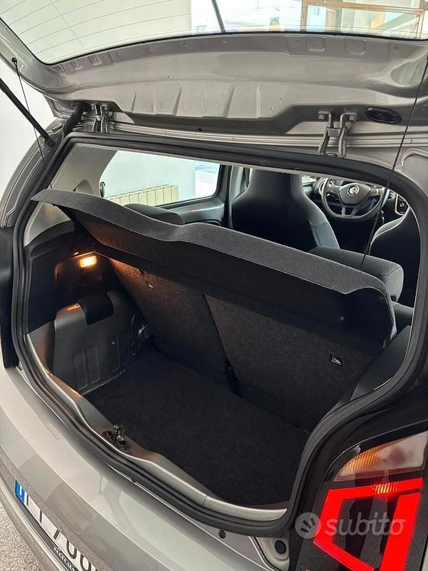 Usata VW up! Move 67 CV (49 kW) 2018 Grigio Utilitaria
