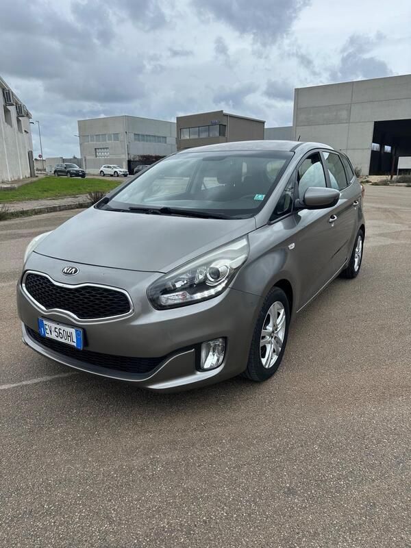 Grigio Usata 2014 Kia Carens Monovolume | 7500 € (Buon prezzo) - Immagine 1/4
