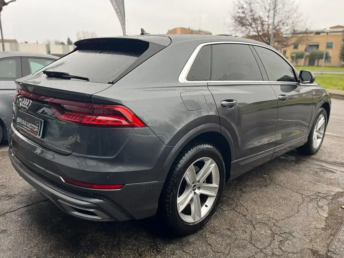 Usata Audi Q8 340 CV (250 kW) 2022 Grigio SUV