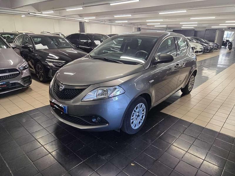 Usata Lancia Ypsilon Silver 69 CV (50 kW) 2020 Grigio Utilitaria