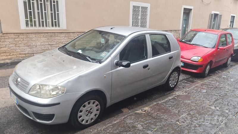 Grigio Usata 2009 Fiat Punto Classica Tre volumi | 999 € (Ottimo prezzo) - Immagine 1/4