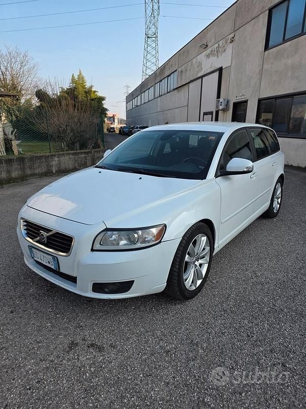 Usata Volvo V50 Momentum 149 CV (109 kW) 2010 Bianco Station wagon
