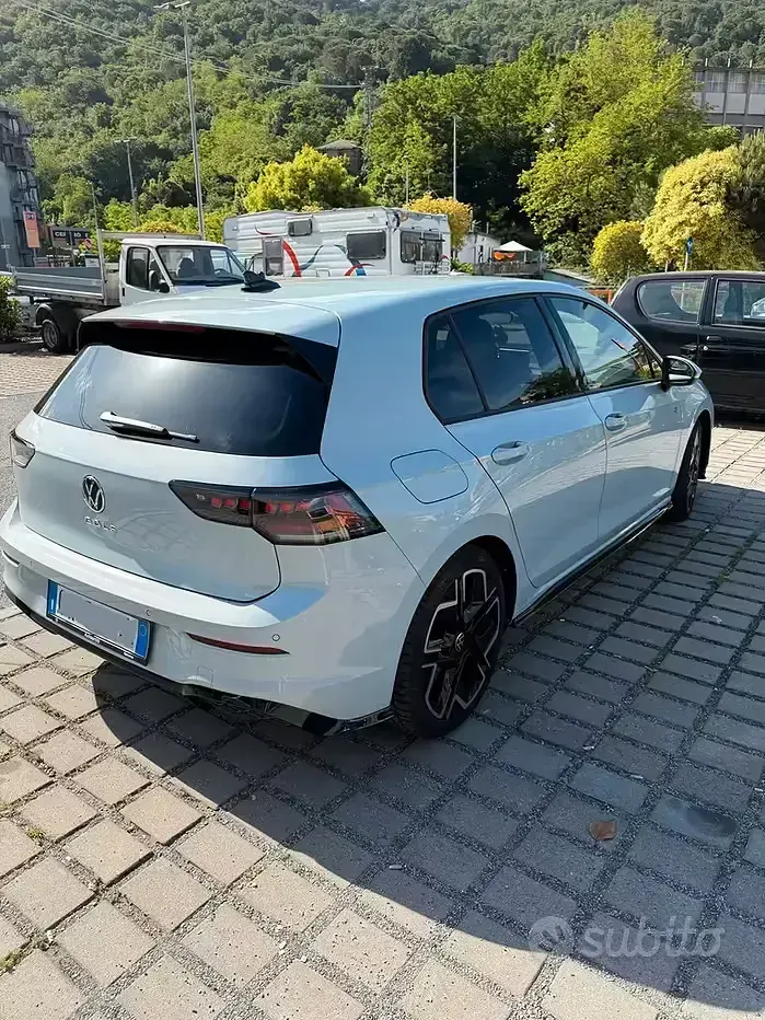 Usata VW Golf VIII R-line Plus 150 CV (110 kW) 2024 Blu Berlina