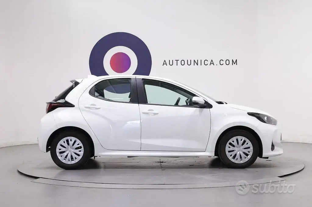 Usata Toyota Yaris Hybrid Lounge 92 CV (67 kW) 2024 Bianco Berlina
