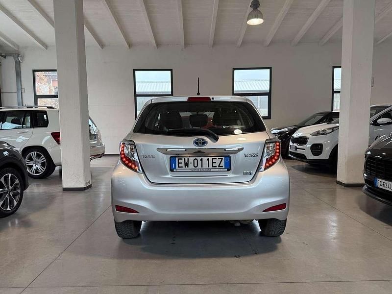 Brugt Toyota Yaris Hybrid Lounge 75 HK (55 kW) 2014 Grå Sedan