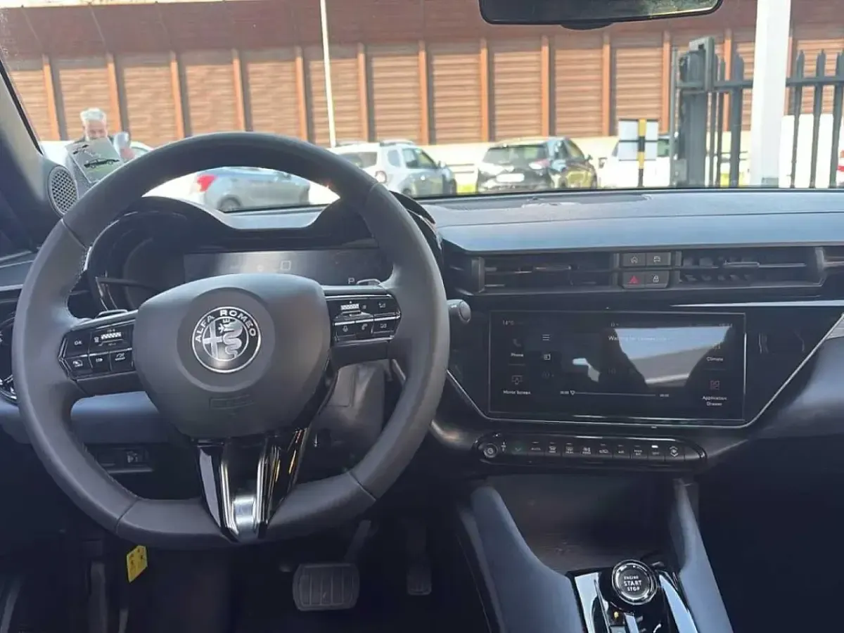 Usata Alfa Romeo Junior 145 CV (106 kW) 2025 Grigio SUV