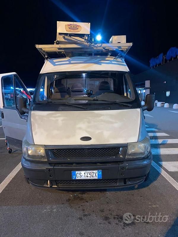 Usata 2004 Ford Transit Tre volumi | 5000 € - Immagine 1/4