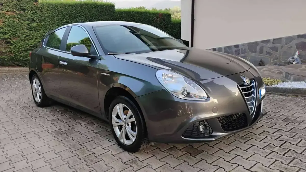 Usata Alfa Romeo Giulietta Distinctive 105 CV (77 kW) 2013 Marrone Utilitaria