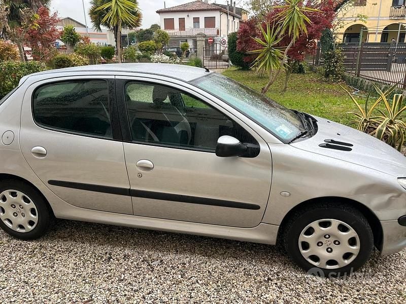 Usata Peugeot 206 68 CV (50 kW) 2005 Grigio Berlina