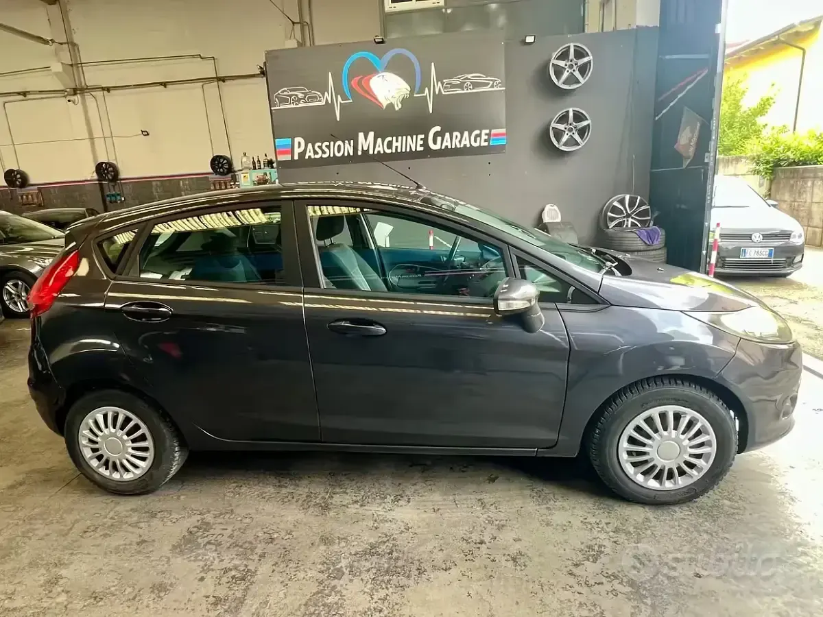 Usado Ford Fiesta 82 CV (60 kW) 2009 Gris Berlina