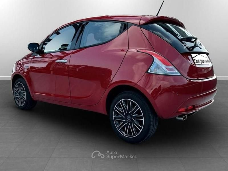Usata Lancia Ypsilon Gold 69 CV (50 kW) 2023 Rosso Utilitaria