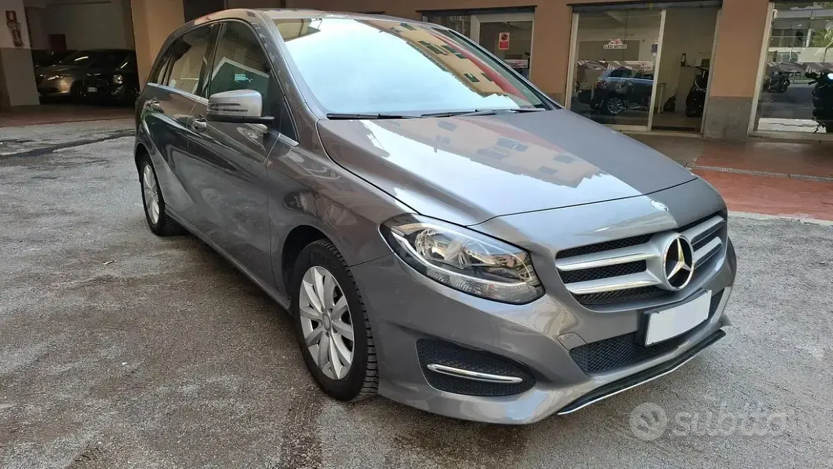 Usata Mercedes B180 Premium 109 CV (80 kW) 2017 Grigio Utilitaria