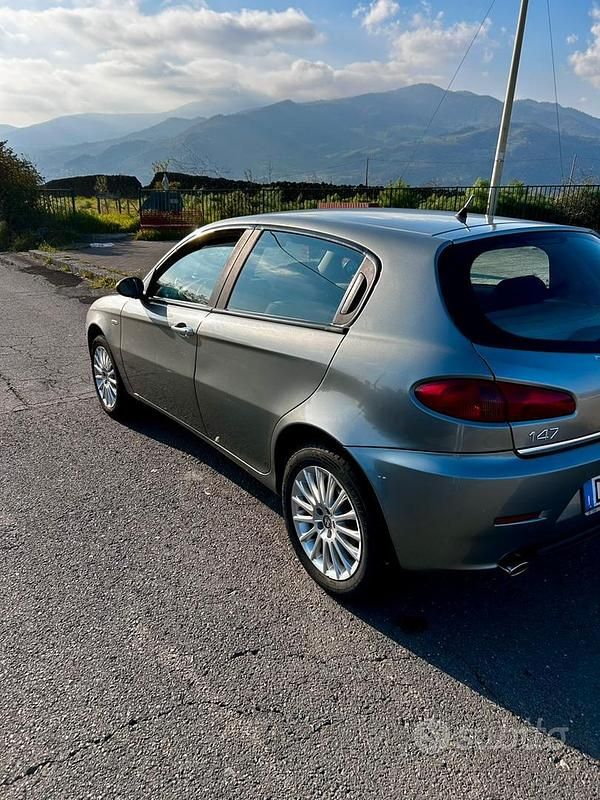 Usado Alfa Romeo 147 Exclusive 120 CV (88 kW) 2007 Gris Utilitario