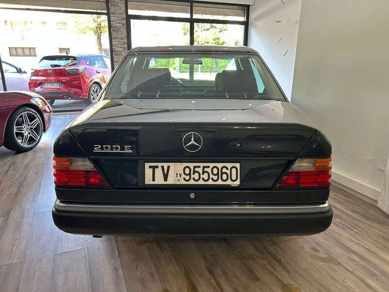 Usata Mercedes E200 122 CV (89 kW) 1992 Nero Berlina