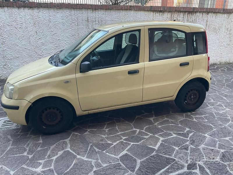 Giallo Usata 2010 Fiat Panda Tre volumi | 2800 € (Buon prezzo) - Immagine 1/4