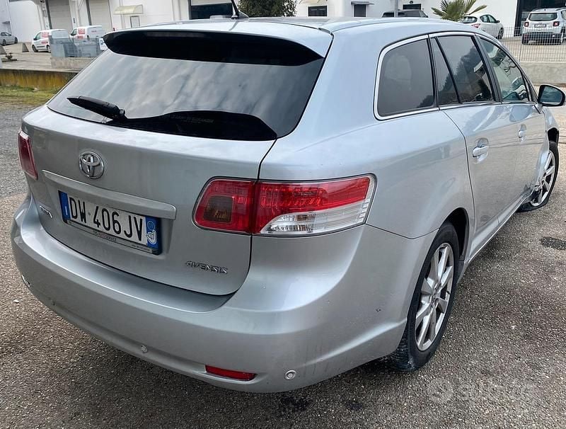 Usata Toyota Avensis 150 CV (110 kW) 2009 Grigio Station wagon