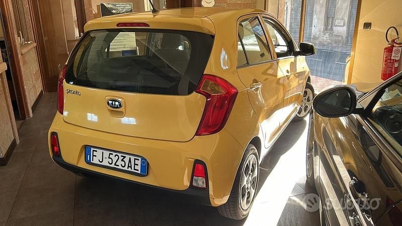 Usata Kia Picanto City 66 CV (48 kW) 2017 Giallo Utilitaria