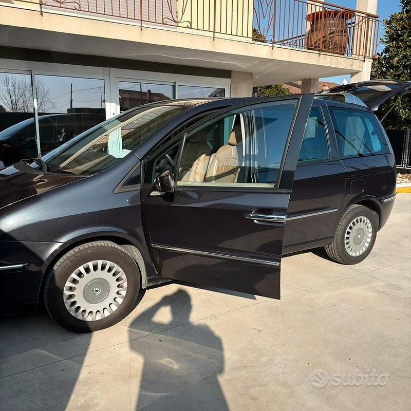 Usata Lancia Phedra 128 CV (94 kW) 2004 Grigio Monovolume