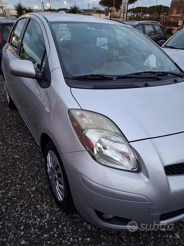 Usata Toyota Yaris Sol 90 CV (66 kW) 2010 Grigio Utilitaria