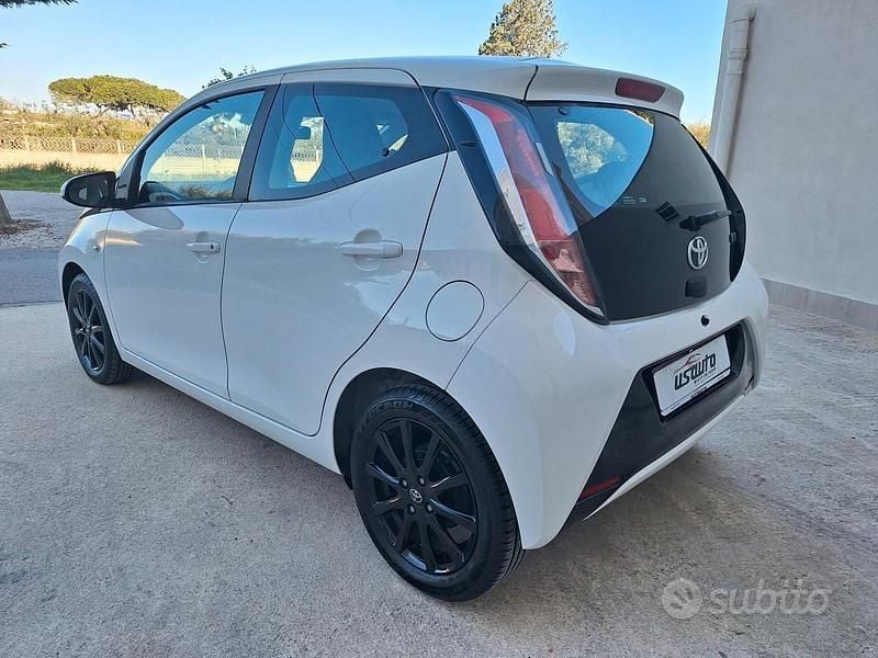 Usata Toyota Aygo X-play 69 CV (50 kW) 2015 Bianco Utilitaria