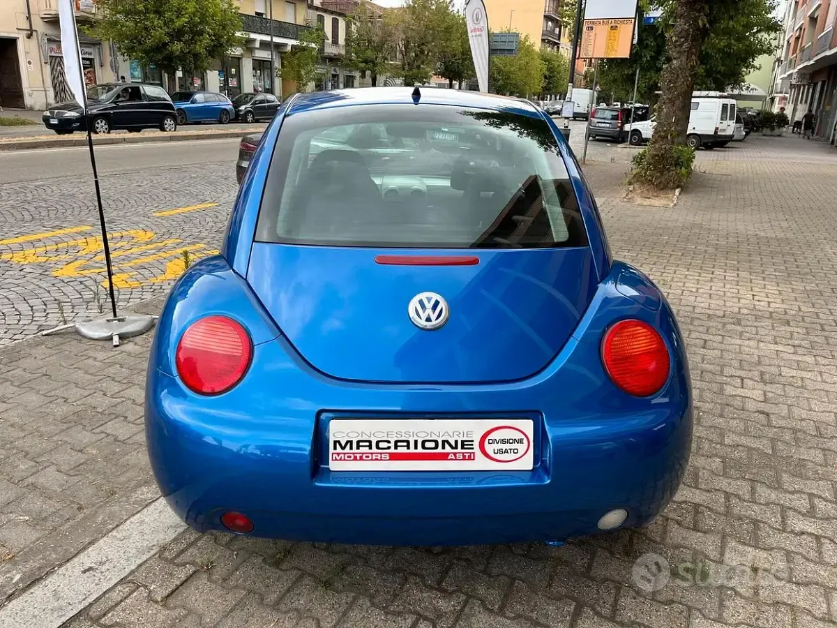 Usata VW New Beetle 116 CV (85 kW) 1999 Blu Utilitaria